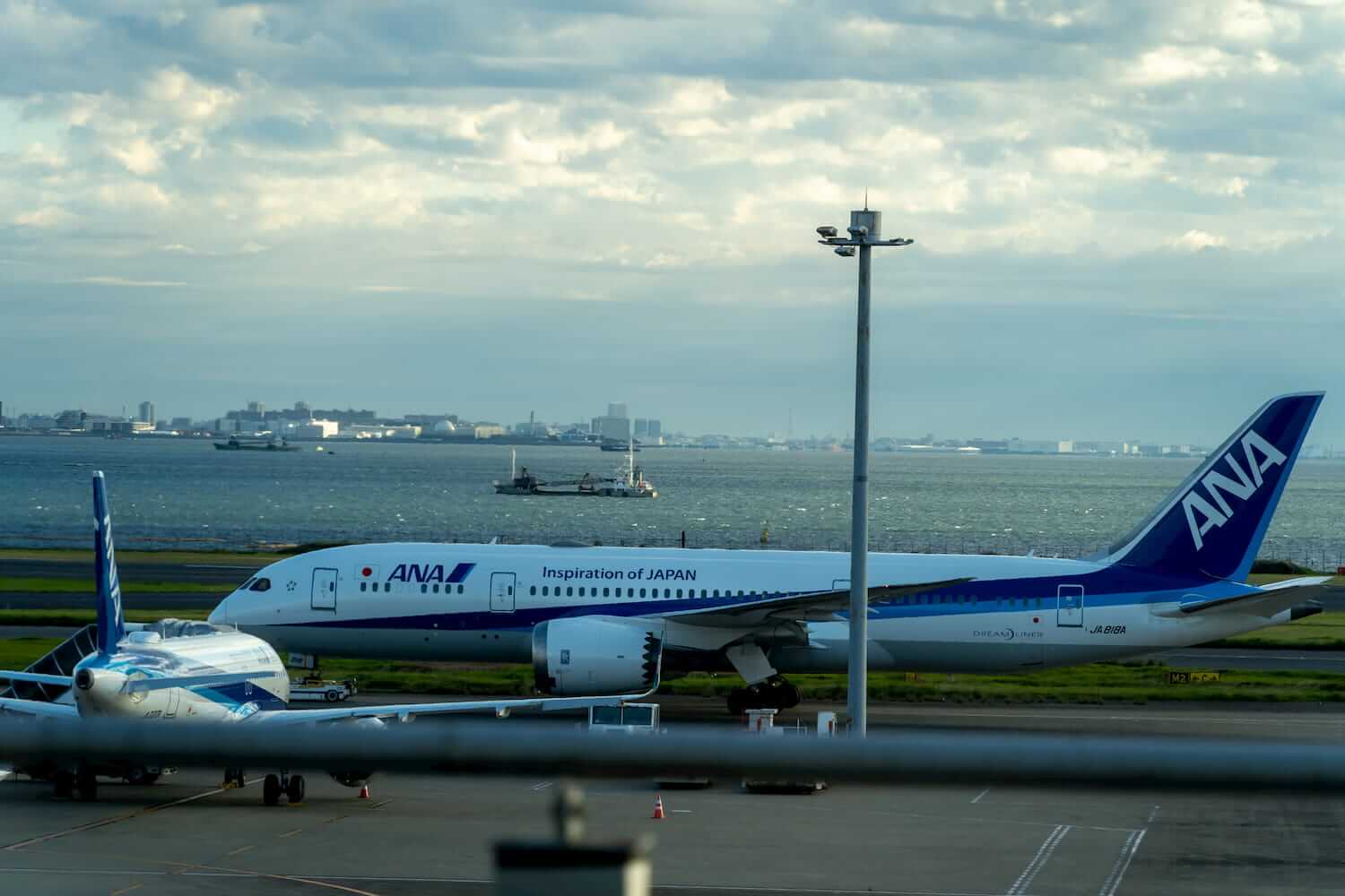 羽田空港に止まる飛行機