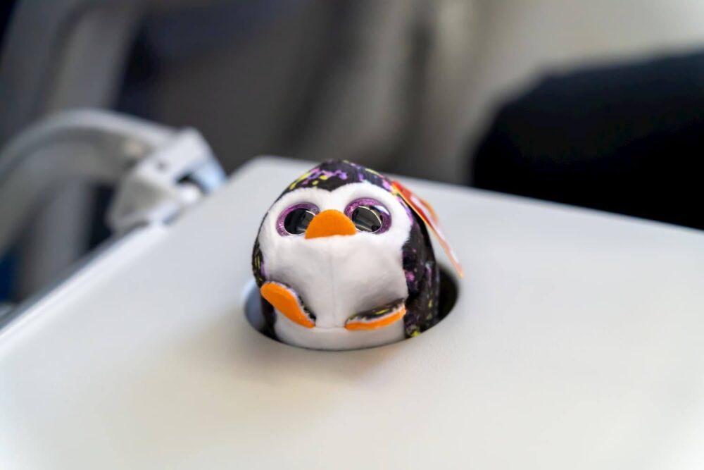 機内でマクドナルドのハッピーセットのおもちゃ